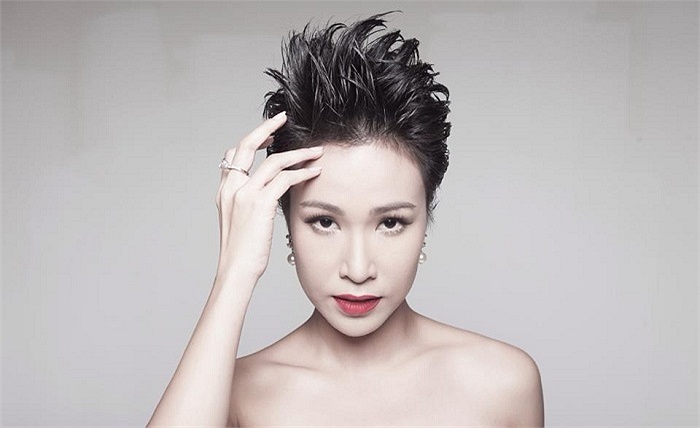 Uyên Linh khác lạ, có chút gì đó nổi loạn trong bộ ảnh mới.