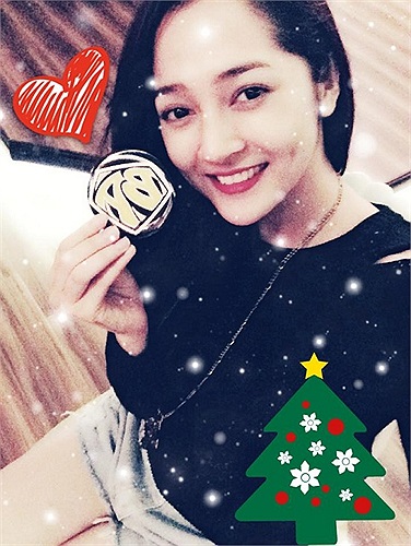 Bảo Anh khoe quà Noel nhận được từ fan hâm mộ.