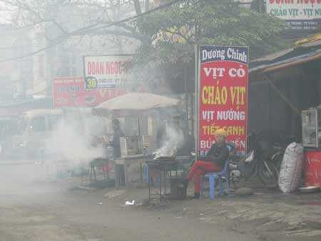 Những quán vịt nướng, tiết canh ở Vân Đình, Hà Nội vẫn đắt khách trong mùa dịch cúm.