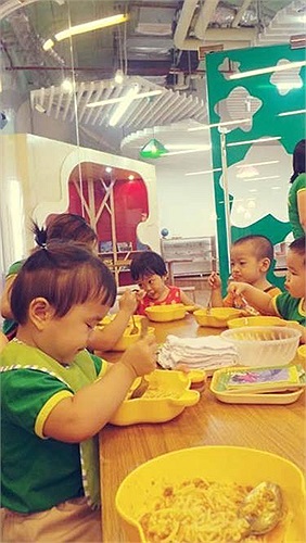 Theo một số nguồn tin, trung bình tiền ăn của mỗi em nhỏ một ngày cũng lên tới cả trăm ngàn cho 1 bữa chính và 2 bữa phụ. Ở tuổi ăn tuổi lớn này, ngay tại trường, các bé được uống sữa thoải mái theo khả năng. 