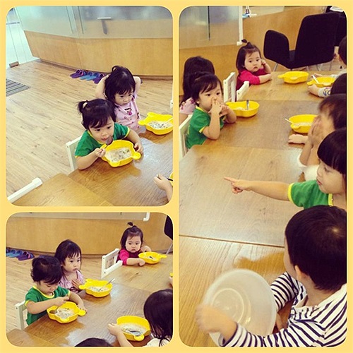 Trường mầm non của con gái Diệp Chi cũng thường xuyên tổ chức khám sức khỏe, đo cân nặng cho các bé. 