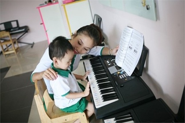 Ngôi trường này nằm trong khu dân cư khá sầm uất trên phố Hoàng Hoa Thám - Hà Nội nên thu hút khá nhiều học sinh. 