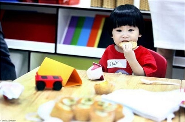 Cậu nhóc Todd - con trai của người đẹp Dương Thùy Linh cũng theo học ở trường mẫu giáo quốc tế này nhưng tại một cơ sở ở Hà Nội. Dù mới chỉ ở độ tuổi mầm non nhưng Subeo hay Todd... đều được học song ngữ Anh - Việt 