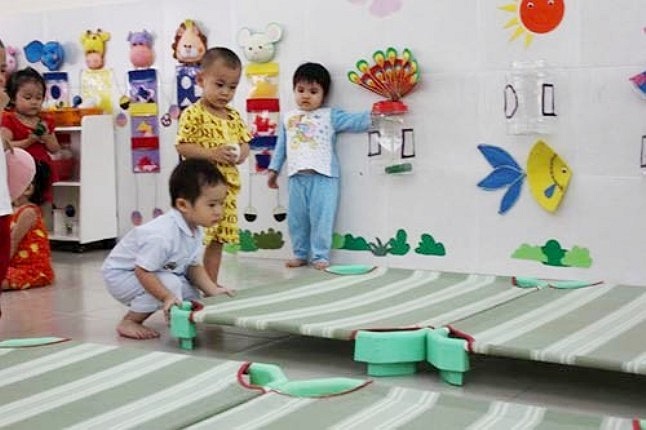 Lợi thế đầu tiên phải kể đến ở ngôi trường là nằm ở không quá xa nhà của Lý Hải - Minh Hà. Hơn nữa, cậu nhóc Rio cùng bạn bè vẫn có không gian thoải mái để chơi đùa trước và sau giờ học. 