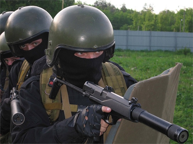 Để đảm bảo khả năng tác chiến bí mât, nhanh gọn, các lực lượng đặc biệt được trang bị vũ khí nhỏ, gọn, nhanh và dễ dàng ngụy trang