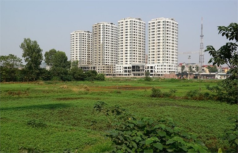 Diện tích đất nông nghiệp ngày càng bị thu hẹp và chia cắt, các khu công nghiệp, khu đô thị mới từng bước hình thành. Sự biến động này có những thuận lợi song cũng có những khó khăn hết sức phức tạp vì nó tác động đến tất cả các lĩnh vực khác.