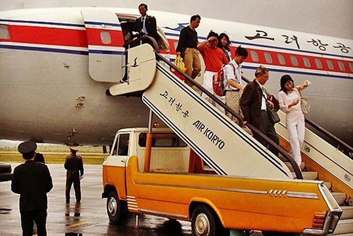Hành khách bước xuống từ một chiếc phi cơ của Air Koryo. Những bức ảnh trong chùm ảnh này được Business Insider tập hợp từ mạng Instagram, do những người đã từng đặt chân tới Triều Tiên chia sẻ. Hãng hàng không duy nhất của Triều Tiên Air Koryo từ lâu đã bị xem là hãng bay tệ nhất thế giới. Bởi vậy, du khách có lẽ không ngạc nhiên khi chứng kiến sự lạc hậu của sân bay Pyongyang Sunan.