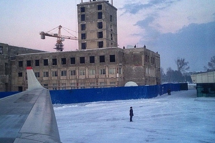 Một phần của sân bay này vẫn đang trong quá trình xây dựng. 