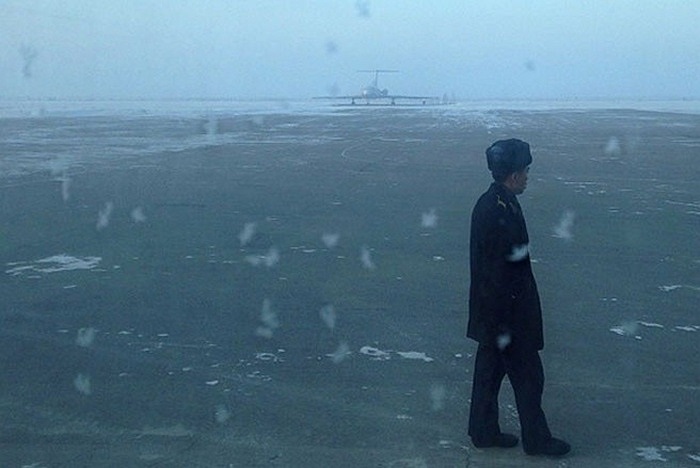 Một hành khách cho biết, anh đã gần như “đóng băng” vì lạnh khi chờ xe vận chuyển hành khách trong sân bay Pyongyang Sunan chở anh tới máy bay. 