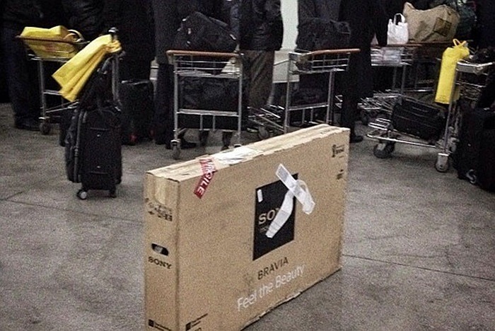 Phóng viên Dave Guttenfelder của hãng tin AP thì kể rằng, nhiều người Triều Tiên đi Bắc Kinh mua TV màn hình phẳng mang về nhà. 