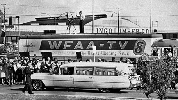 Xe chở thi hài Tổng thống Kennedy rời bệnh viện Parkland, trên đường ra sân bay