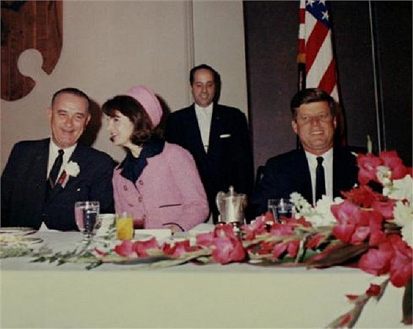 Trước đó nhiều giờ, vợ chồng Tổng thống đã dự bữa sáng tại Fort Worth, Texas cùng với Phó Tổng thống Lyndon Johnson