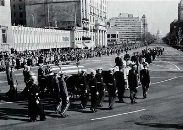 Đội danh dự bên linh cữu Tổng thống Kennedy, được đưa từ Nhà Trắng tới Tòa nhà Quốc hội vào ngày 24/11