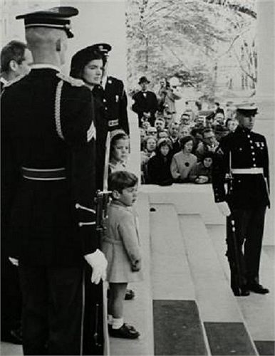 Đệ nhất phu nhân Kennedy và hai con nhỏ nhìn theo linh cữu của Tổng thống Kennedy rời Nhà Trắng tới Tòa nhà Quốc hội