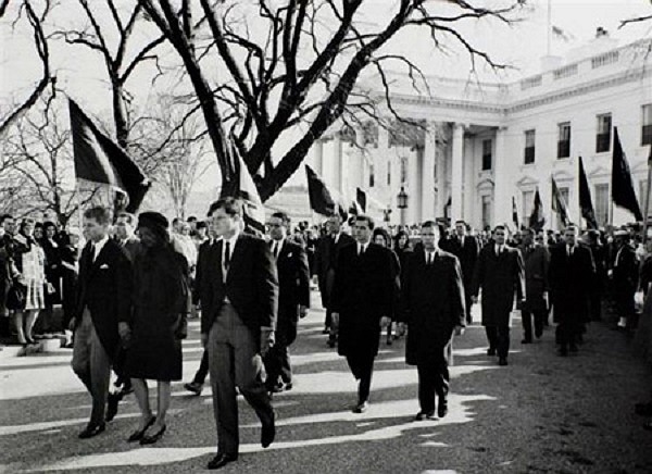 Người thân của Tổng thống Kennedy rời Nhà Trắng tới lễ tang, tổ chức vào ngày 25/11