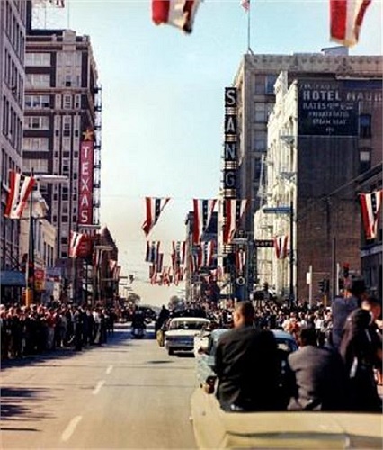Đoàn xe hộ tống chở Tổng thống Kennedy diễu hành qua các con phố của Dallas, vài phút trước khi ông bị ám sát