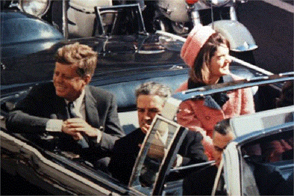 Tổng thống Kennedy và vợ Jacqueline Kennedy vẫy chào người dân Texas 