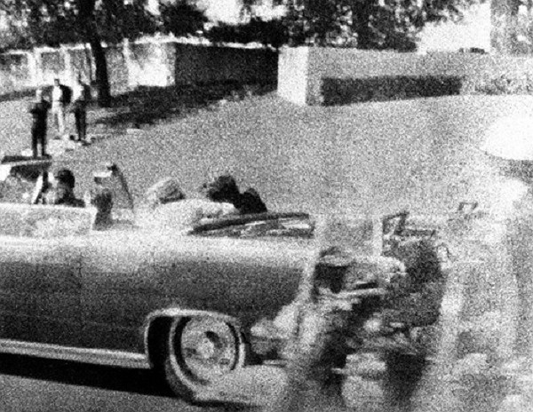 Tổng thống Kennedy sụp người vào vợ khi viên đạn găm trúng đầu