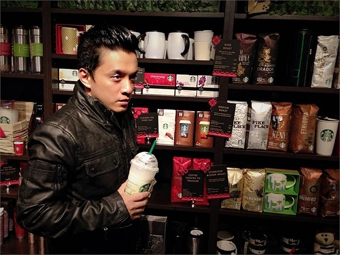 Lam Trường trầm tư cafe một mình.