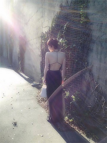 Trang phục với những khoảng hở rất táo bạo, những đường cắt xẻ mạnh bạo được Tóc Tiên sử dụng.