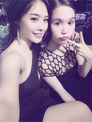 Và xì tin bên cô em gái Linh Chi.