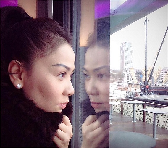 Thu Minh trầm tư.