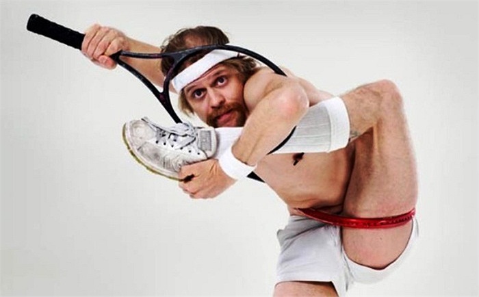 Với khả năng chui đồng thời cả đầu và tay qua vợt tennis, Captain Frodo (Australia) đã ghi tên mình vào sách kỷ lục Guinness thế giới với danh hiệu người uốn dẻo nhất thế giới.