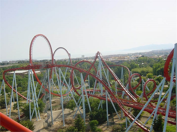 Dragon Khan tọa lạc trong công viên Port Aventura, Tây Ban Nha lập kỷ lục thế giới ngay khi khai trương với 8 làn lộn ngược trên không năm 1995. Con tàu cao 45m, chạy với vận tốc 105 km/h trên vòng đường ray dài 1,3km chỉ mất 1,45 phút. 