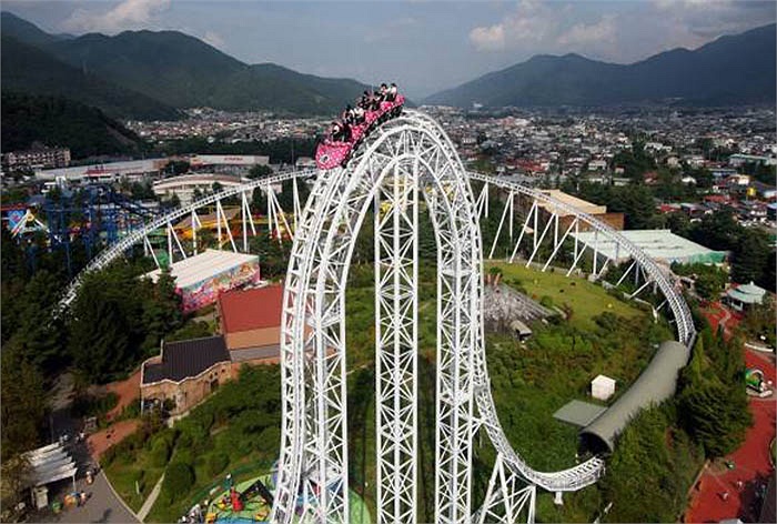 Dodonpa nằm ngay trước ngọn Phú Sĩ, công viên Fuji-Q Highland, Nhật Bản là con tàu lượn thứ 2 trên thế giới dùng khí nén để kéo tàu lên cao rồi bất ngờ bổ nhào xuống với vận tốc khủng khiếp. 
