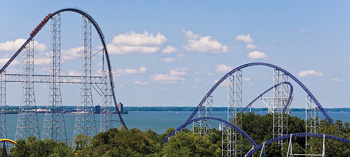 Millennium Force nổi tiếng khắp nước Mỹ từ năm 2000 với tốc độ 150 km/h, phá 6 kỷ lục thế giới và lần đầu tiên sử dụng hệ thống phanh từ thay vì phanh ma sát truyền thống. 