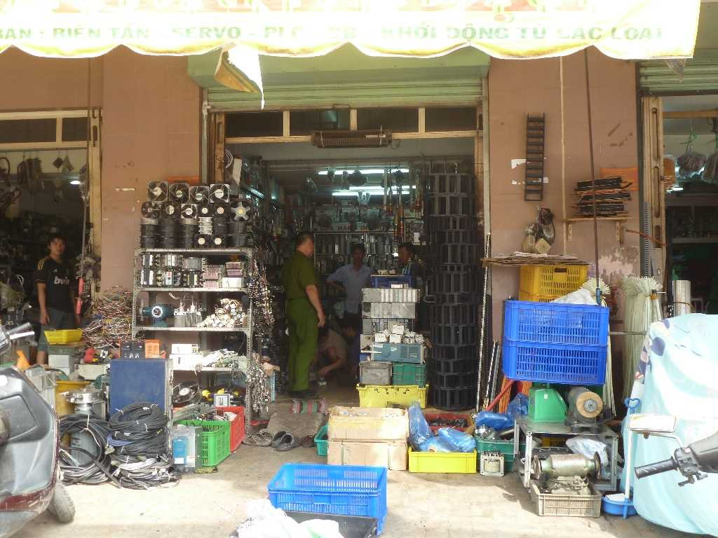 TPHCM: Bé trai rơi tầng 7 xuống đất thiệt mạng