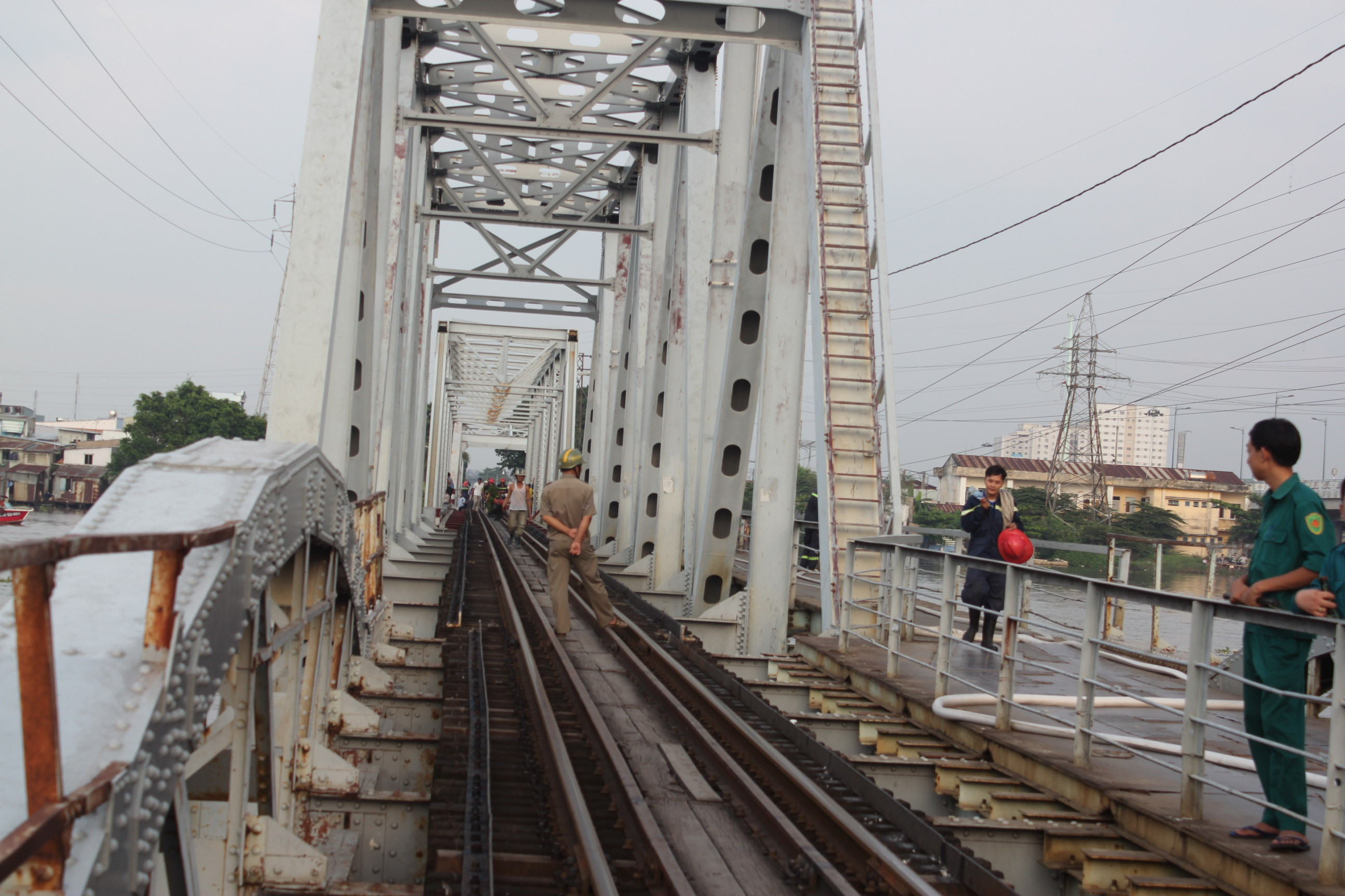 TP.HCM: Giải cứu tàu chở dầu kẹt dưới cầu Bình Lợi