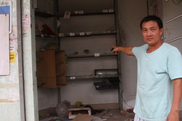 Anh Lưu Minh Nhật, ngụ 995/62A ngán ngẩm bên ngôi nhà bị nghiêng.