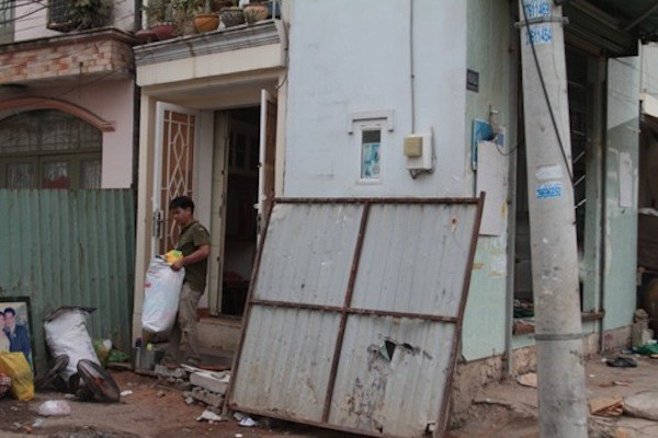 Gia đình anh Đỗ Kim Tân di chuyển đồ đạc, tìm chỗ trọ tạm trú.