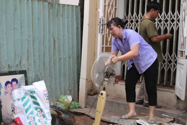 Gia đình anh Đỗ Kim Tân di chuyển đồ đạc, tìm chỗ trọ tạm trú.