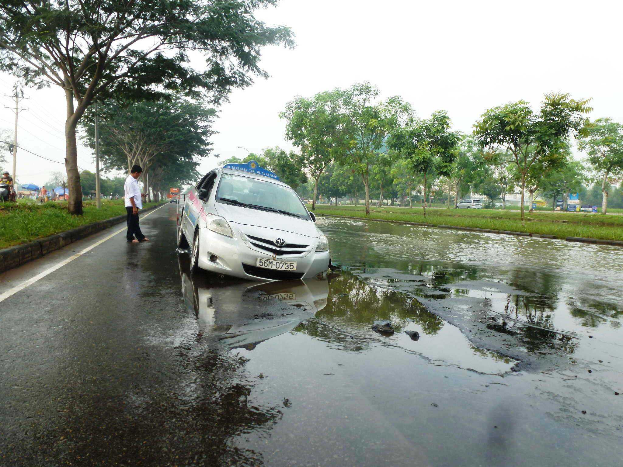 TP.HCM, Đại lộ Nguyễn Văn Linh, bẫy, hố đen, tai nạn giao thông, triều cường