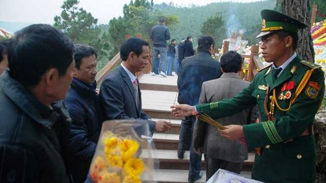 Anh Hoàng Đức Lợi, một trong 31 chiến sĩ biên phòng hướng dẫn khách vào viếng mộ Đại tướng chiều 21/12.