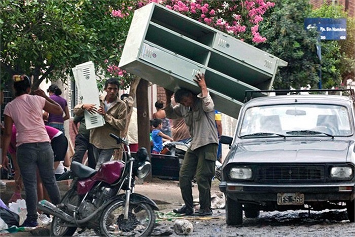 Nhiều người đập phá cửa hàng, siêu thị để cướp bóc trong thời gian cảnh sát đình công