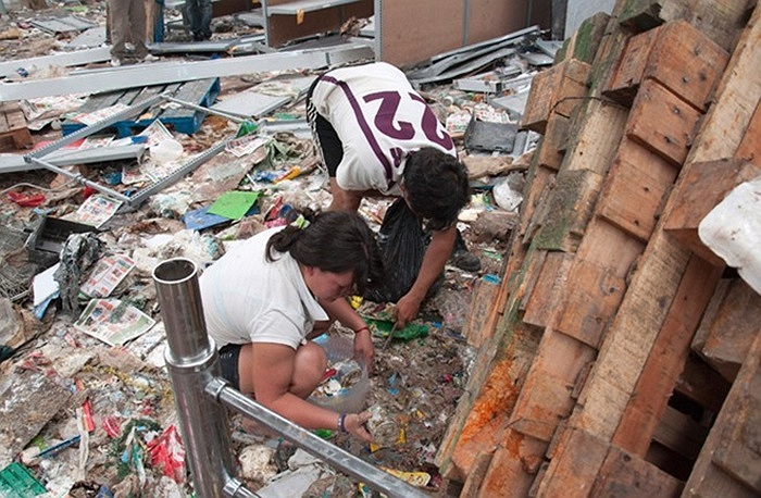Người dân lao ra hôi của, cướp bóc khi cảnh sát đình công đòi tăng lương