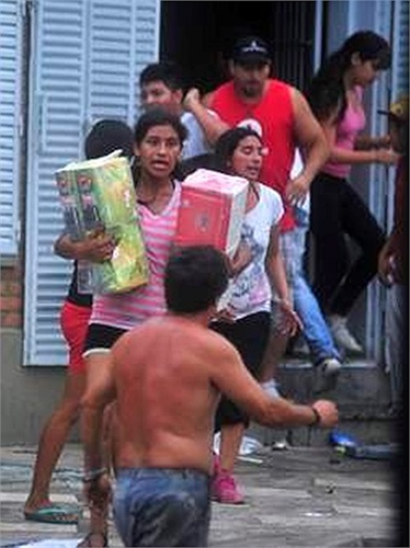 Các cửa hàng, siêu thị bị phá và những người hôi của tranh nhau lượm đồ về nhà