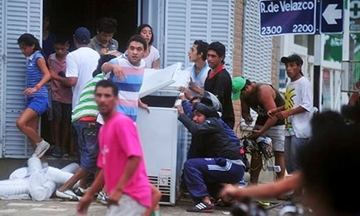 Người dân ồ ạt tới nhặt đồ mang về