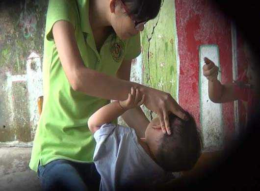 Bảo mẫu hành hạ trẻ