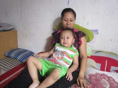 Giờ tìm chỗ mới gửi con là một khó khăn lớn với vợ chồng chị Phương.