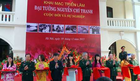 Thượng tướng Nguyễn Chí Vịnh, Thứ trưởng Bộ Quốc phòng, cắt băng khai mạc triển lãm.