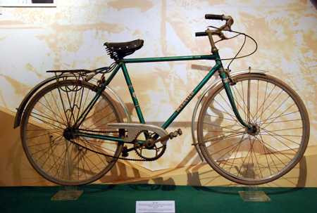 Chiếc xe đạp được đồng chí Nguyễn Chí Thanh sử dụng trong kháng chiến chống thực dân Pháp ở chiến khu Việt Bắc từ năm 1950-1954 (hiện vật chụp tại triển lãm).