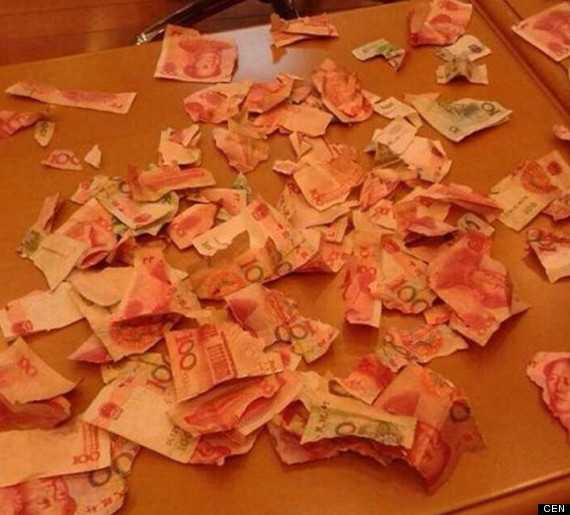Trung Quốc: Cậu bé xé nát cả trăm triệu đồng
