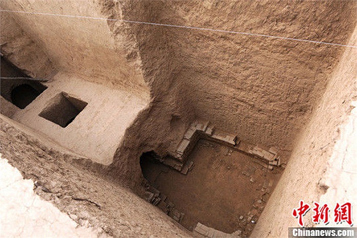 Vì có tài năng, nên Dương Quảng đã không chịu yên phận, mà kết giao với các đại thần, đoạt quyền nối ngôi của con trưởng. 