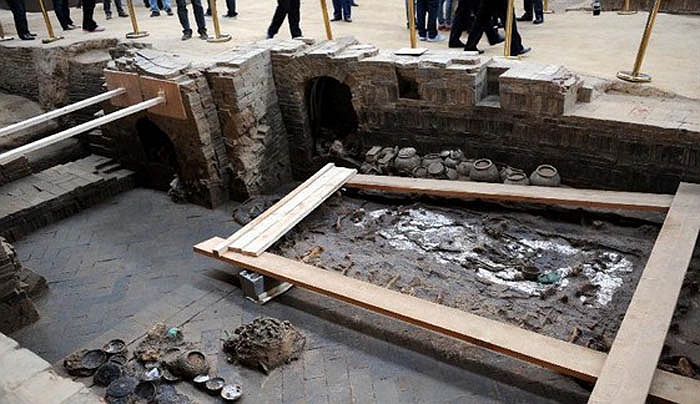 Trong dân gian truyền tụng câu chuyện rằng, Dương Quảng đã chiếm đoạt Tuyên Hoa Phu nhân, sủng phi của vua cha Tùy Văn Đế khi ông mắc bệnh nặng. Sau đó, ông còn làm một việc kinh thiên động địa là giết cha đoạt ngôi.