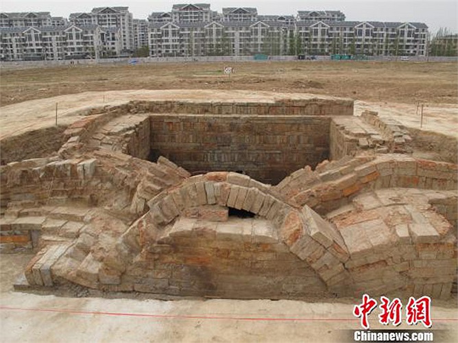 Dạng Đế không những không nhận lấy bài học, ngược lại càng dấn sâu thêm. Liên tiếp 2 năm tiếp theo, năm nào cũng điều quân ra trận, làm cho thiên hạ náo loạn, Trung Quốc hết sức khó khăn mệt nhọc. 