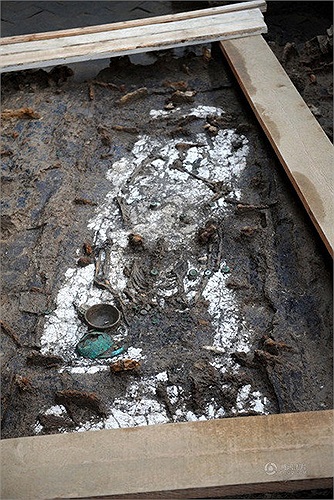 Đã có hàng triệu người dân chết thảm khi xây dựng những công trình kỳ vĩ. Chính vì thế, dân chúng nổi lên khắp nơi, khiến cơ nghiệp nhà Tùy tan rã. 